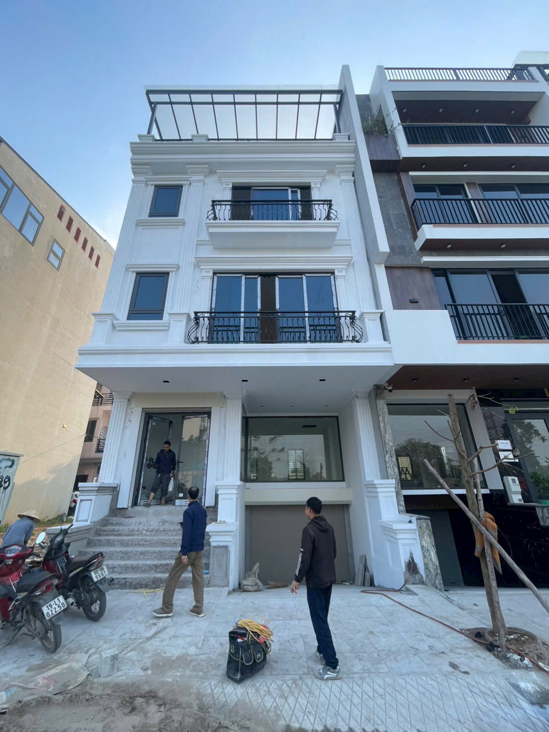 Nhà phố hiện đại sử dụng cửa kính lấy sáng tự nhiên